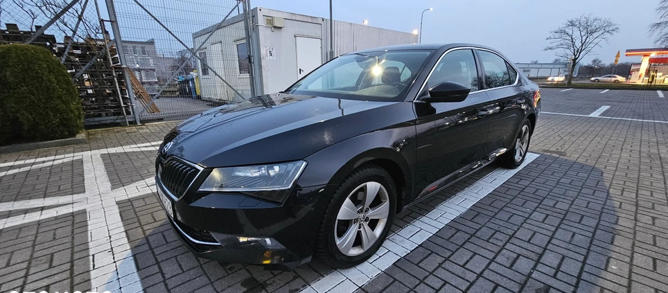 Skoda Superb cena 87900 przebieg: 197600, rok produkcji 2019 z Kołobrzeg małe 436